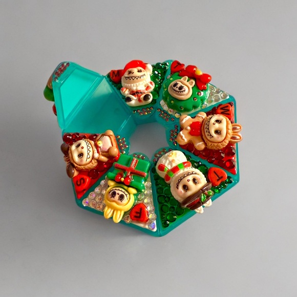 Decoden Pill Case, Labubu Christmas Cute Monsters Weekly Box, Kawaii Handmade - Picture 4 of 5